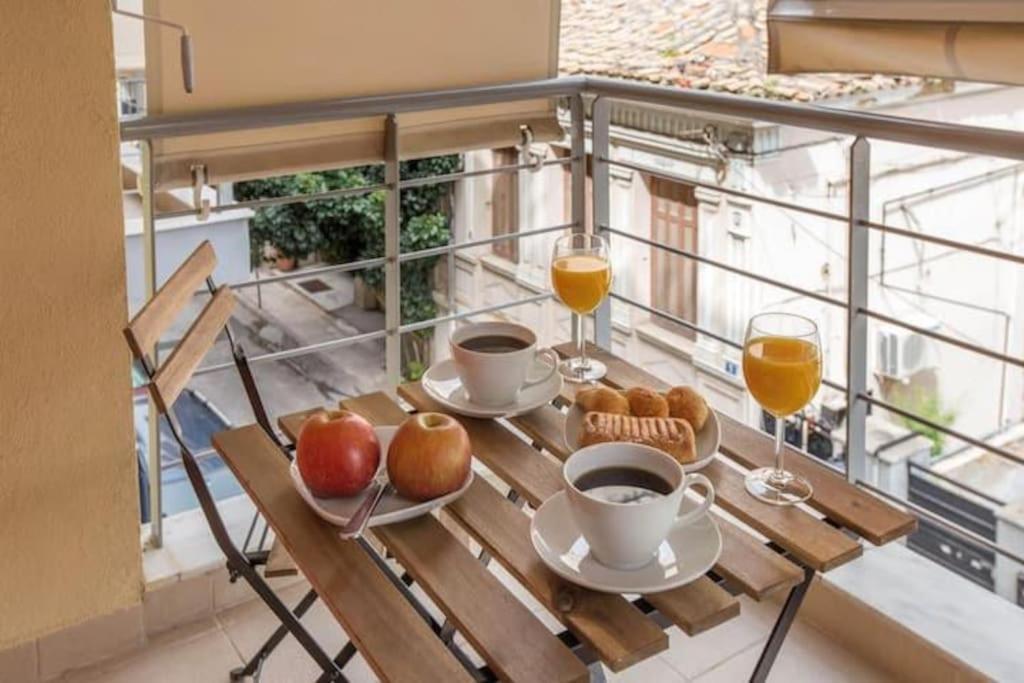 Modern Apartment In The Heart Of The City Athén Kültér fotó